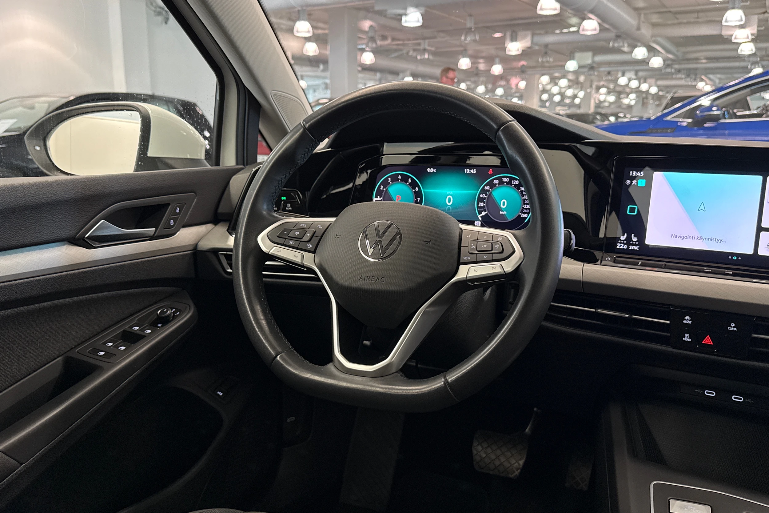 valkoinen Volkswagen Golf 2023 kuva 20.