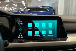 valkoinen Volkswagen Golf 2023 kuva 30.