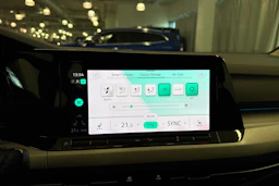 valkoinen Volkswagen Golf 2023 kuva 37.