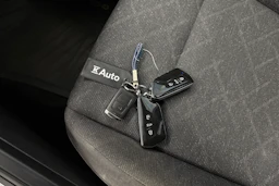 valkoinen Volkswagen Golf 2023 kuva 38.