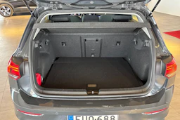 harmaa Volkswagen Golf 2023 kuva 19.