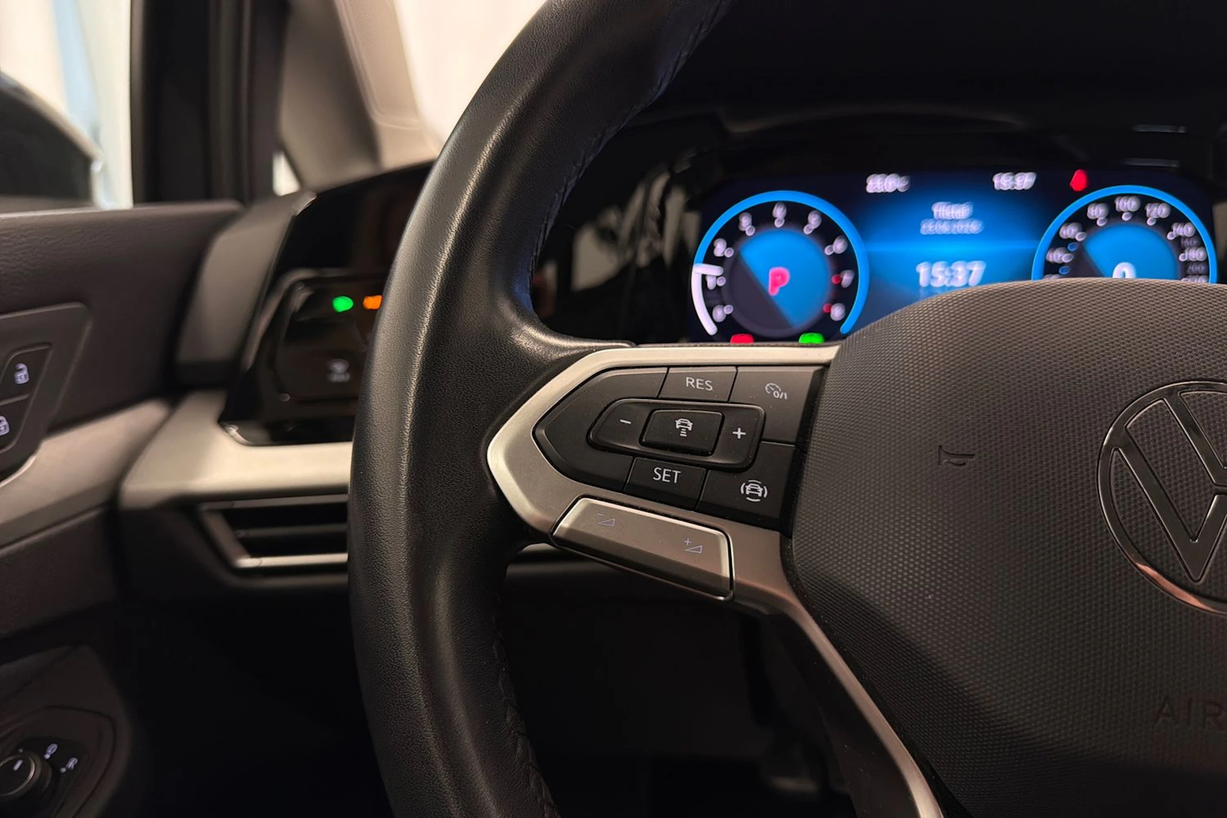 harmaa Volkswagen Golf 2023 kuva 19.