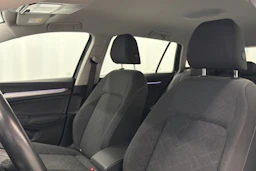 harmaa Volkswagen Golf 2023 kuva 28.