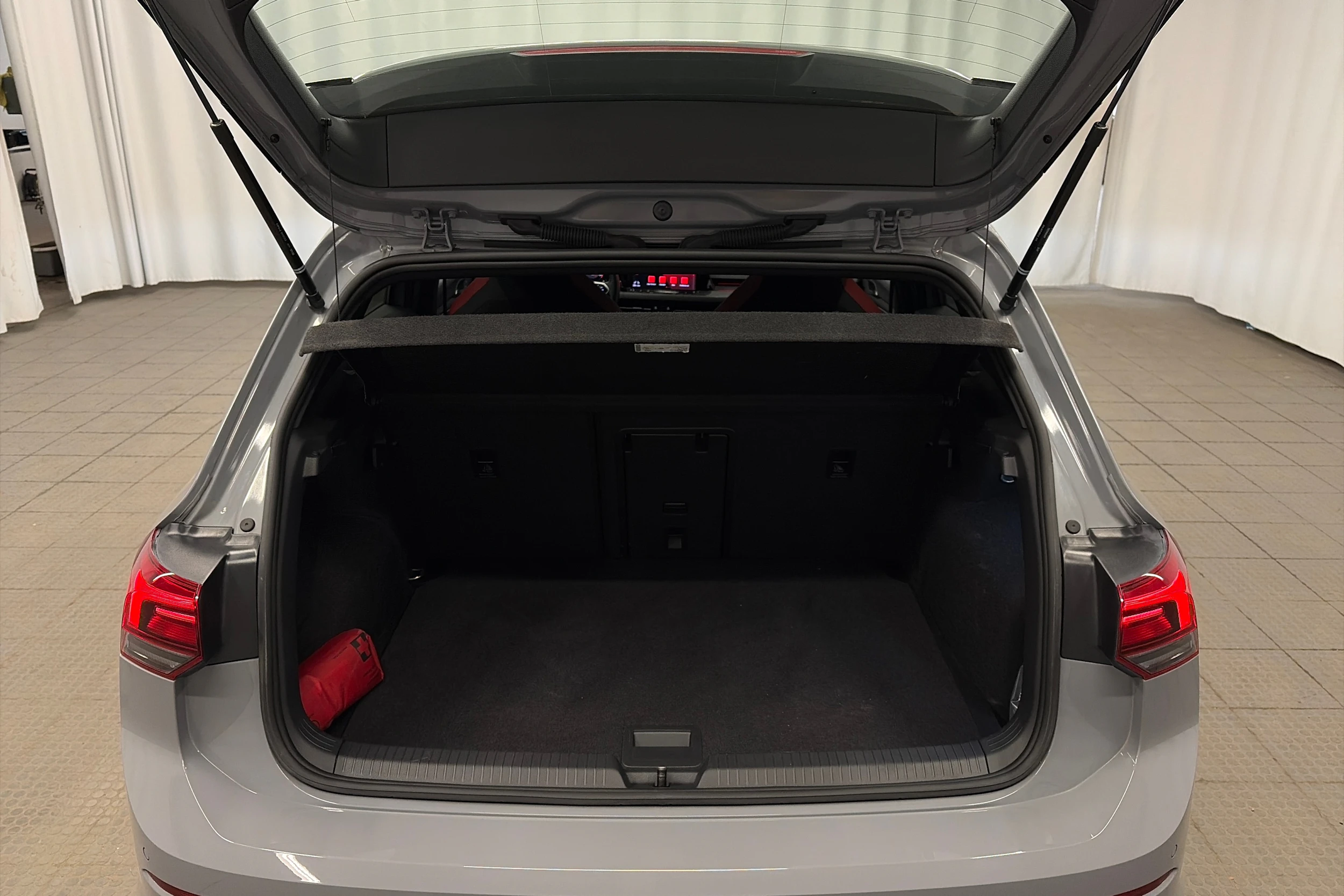 harmaa Volkswagen Golf 2023 kuva 22.