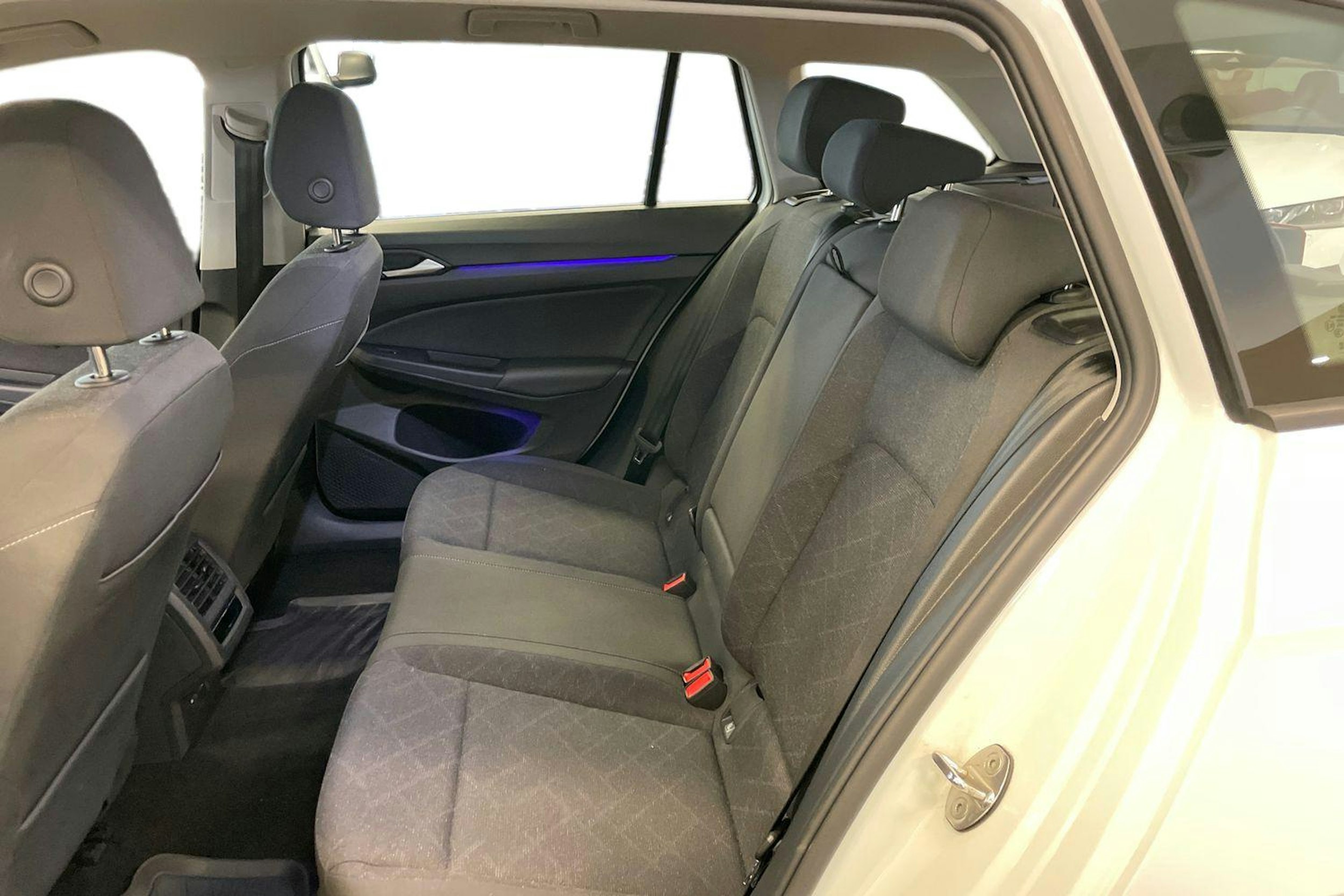 Valkoinen Volkswagen GOLF 2023 kuva 10.