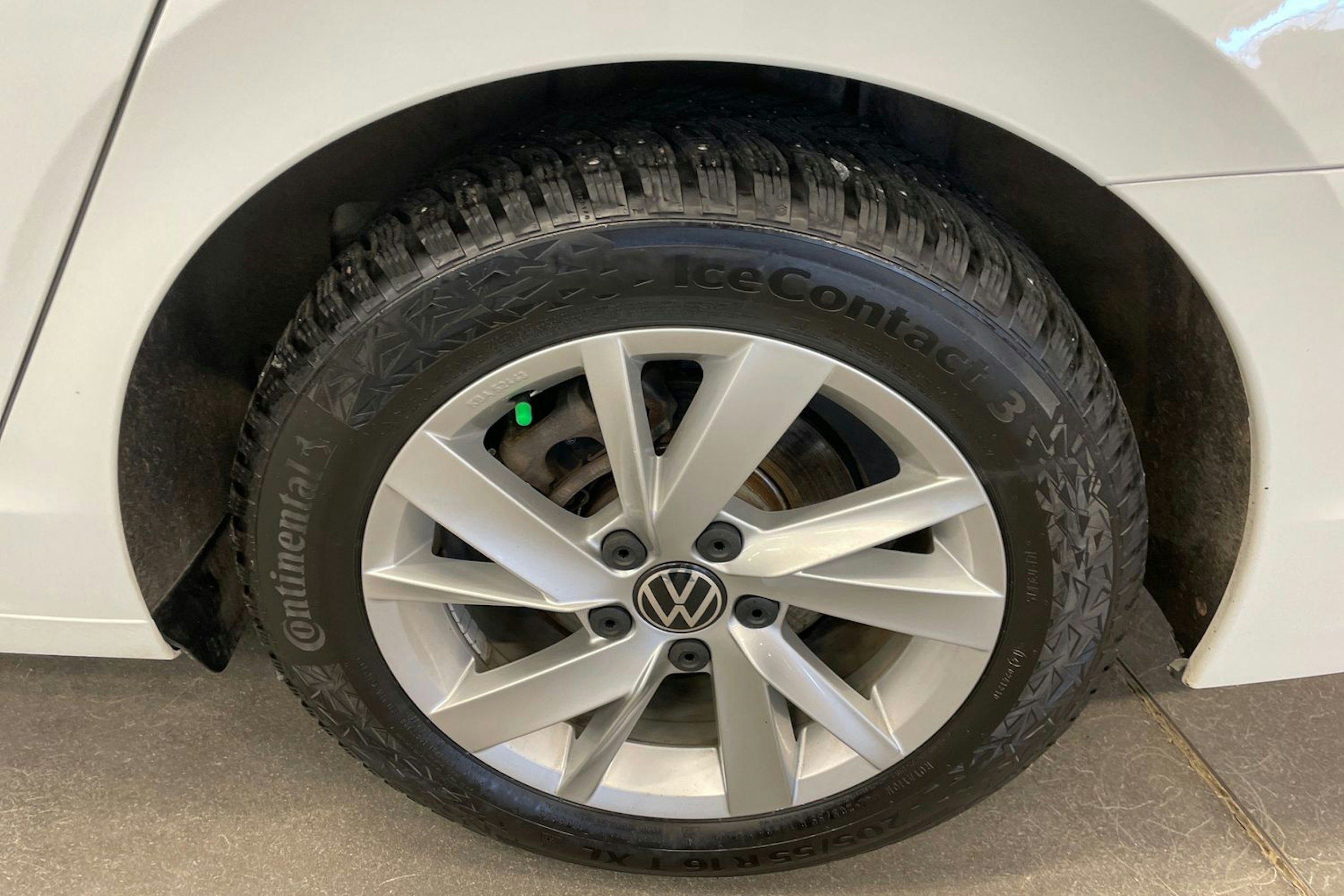 Valkoinen Volkswagen GOLF 2023 kuva 13.