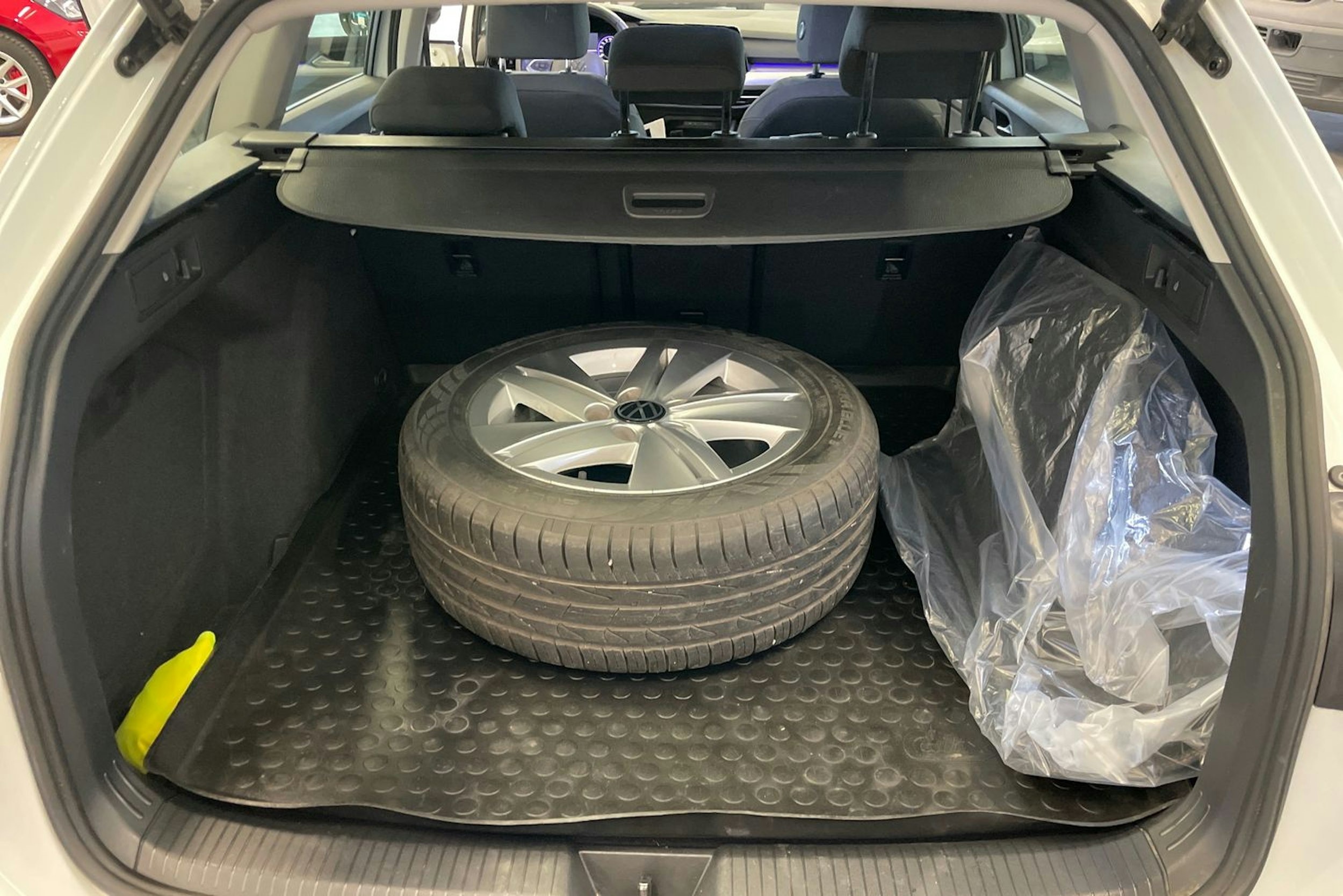 Valkoinen Volkswagen GOLF 2023 kuva 15.