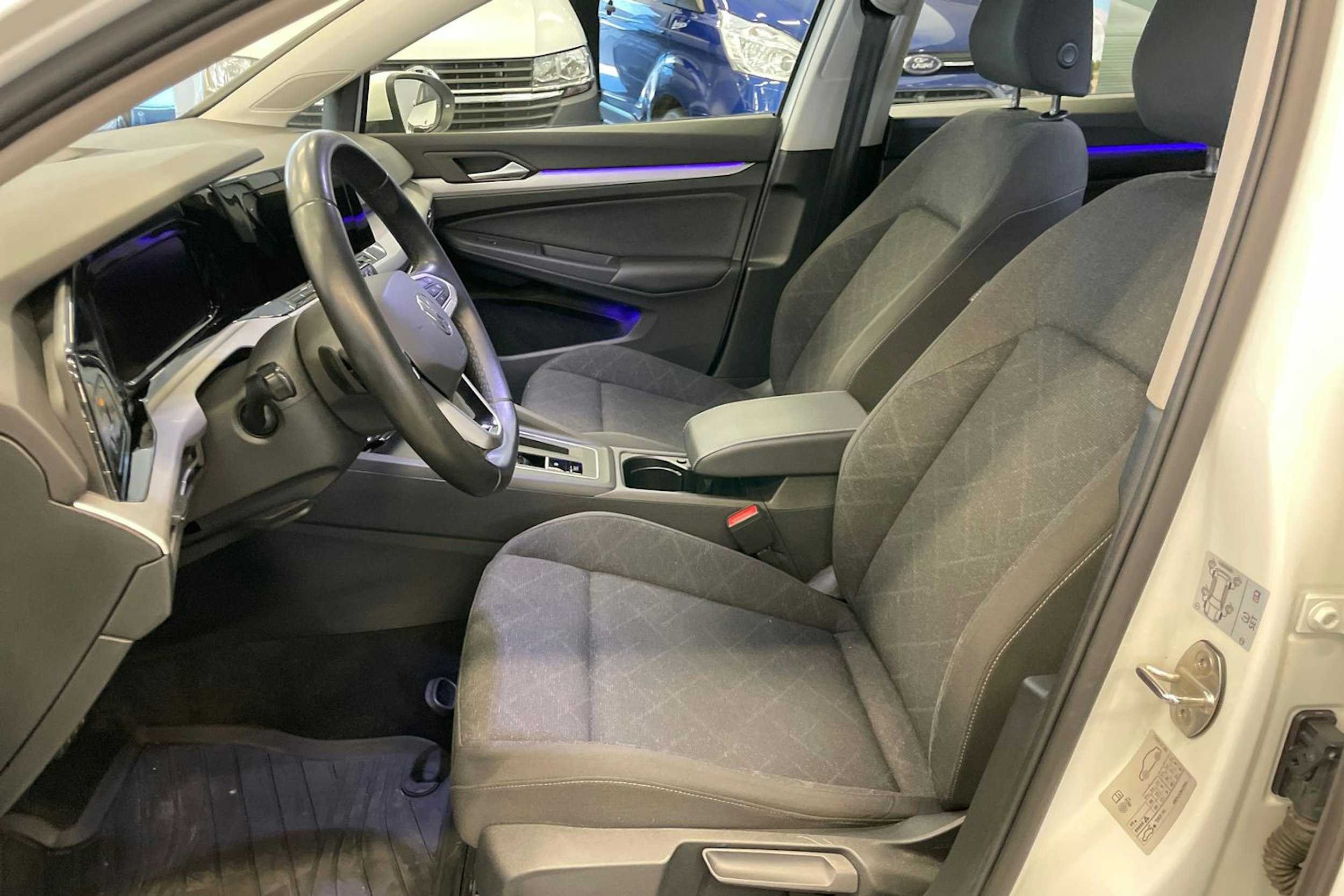 Valkoinen Volkswagen GOLF 2023 kuva 18.