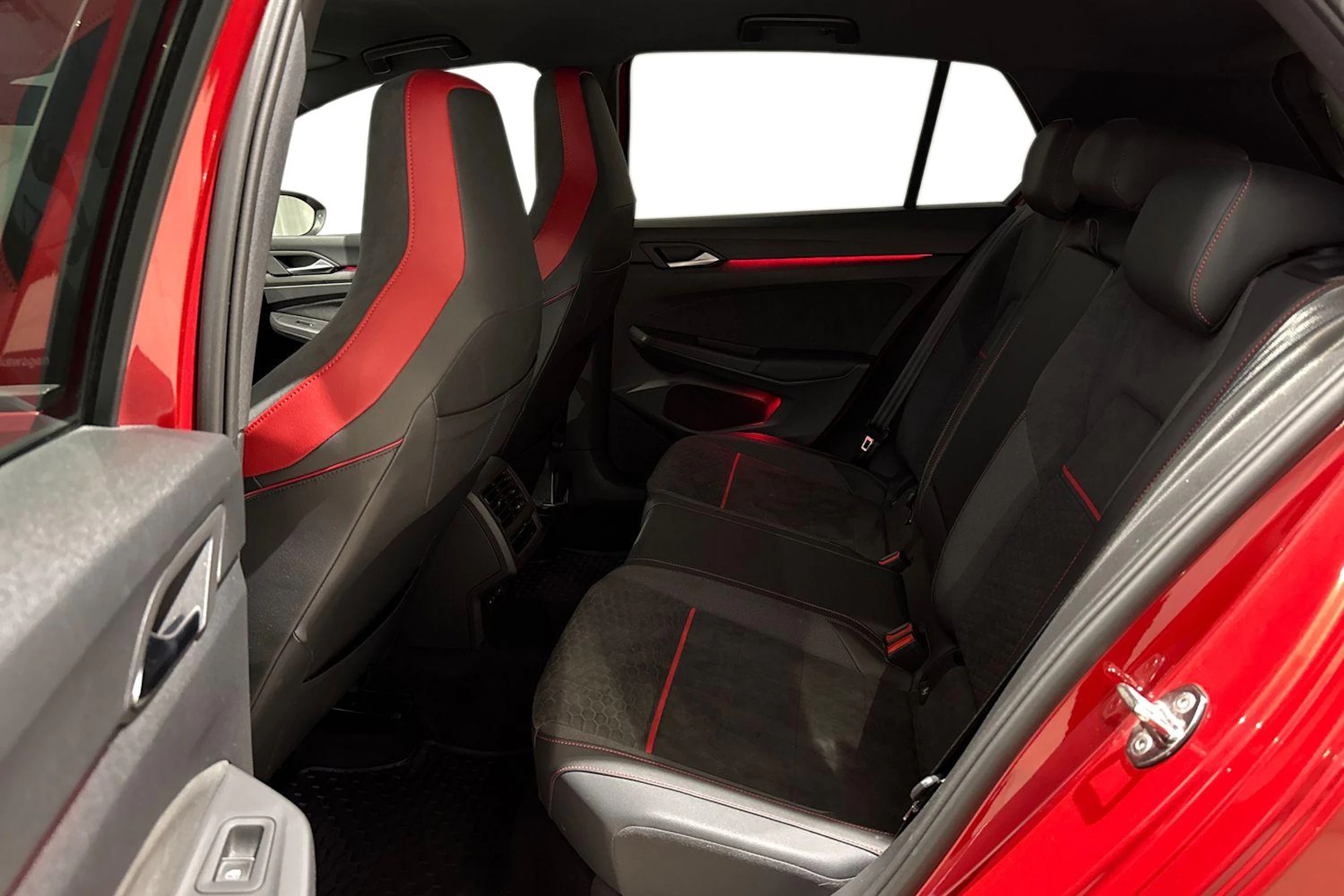 punainen Volkswagen Golf 2023 kuva 8.