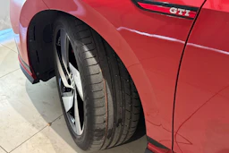 punainen Volkswagen Golf 2023 kuva 10.