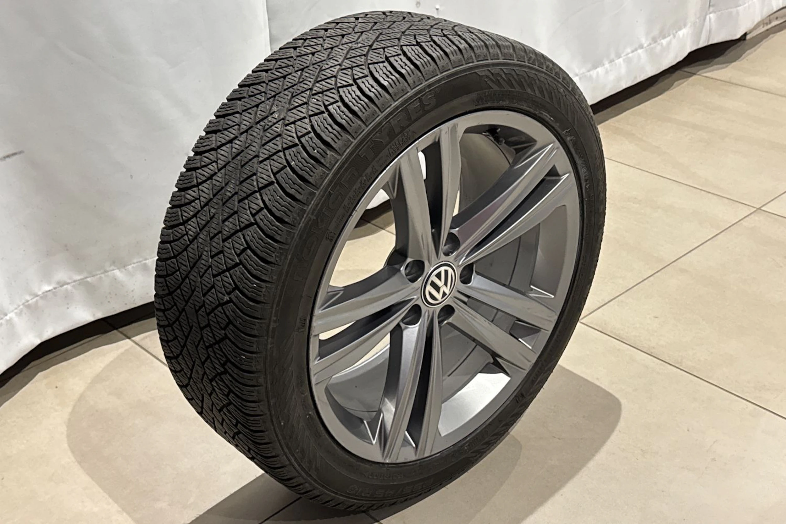 punainen Volkswagen Golf 2023 kuva 11.