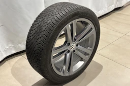 punainen Volkswagen Golf 2023 kuva 11.