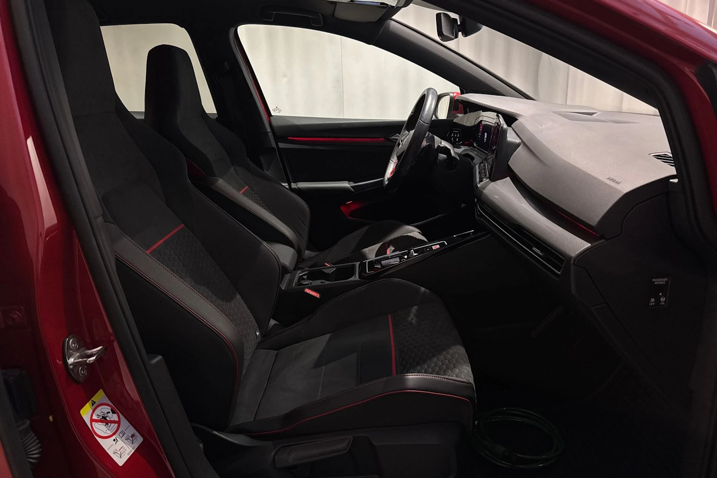 punainen Volkswagen Golf 2023 kuva 14.