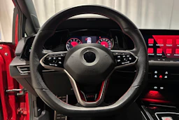 punainen Volkswagen Golf 2023 kuva 15.