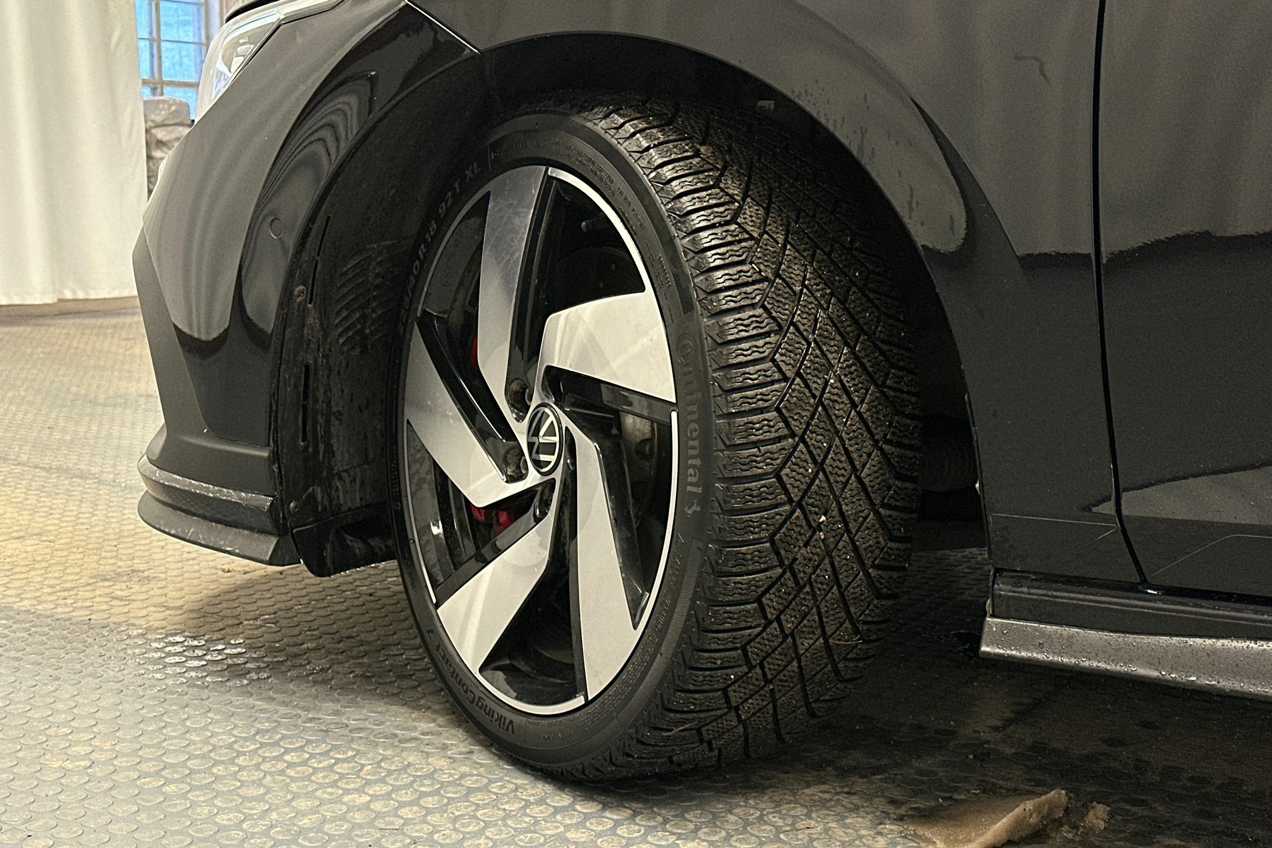 musta Volkswagen Golf 2023 kuva 13.