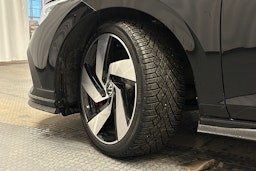 musta Volkswagen Golf 2023 kuva 13.