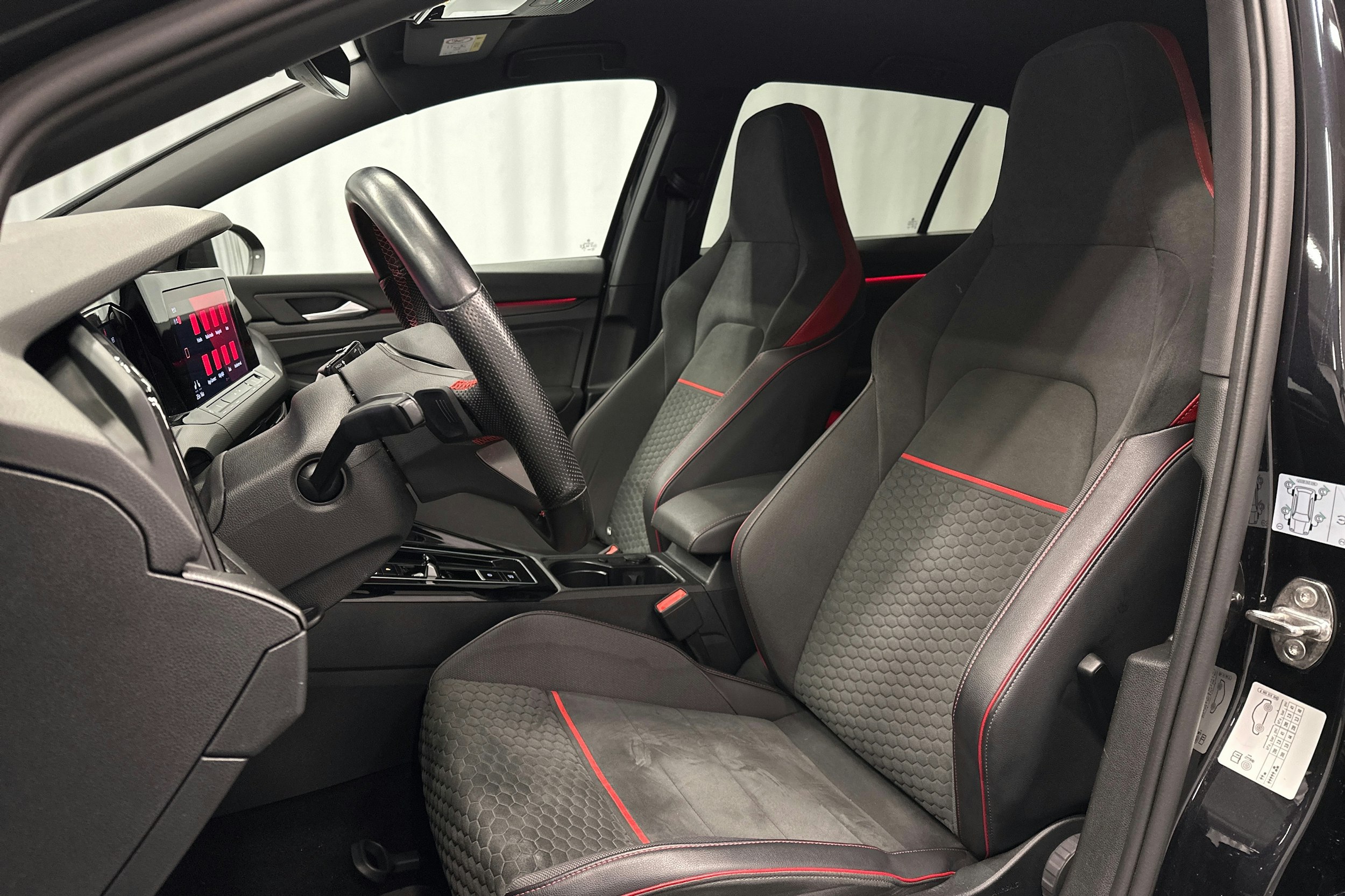 musta Volkswagen Golf 2023 kuva 16.