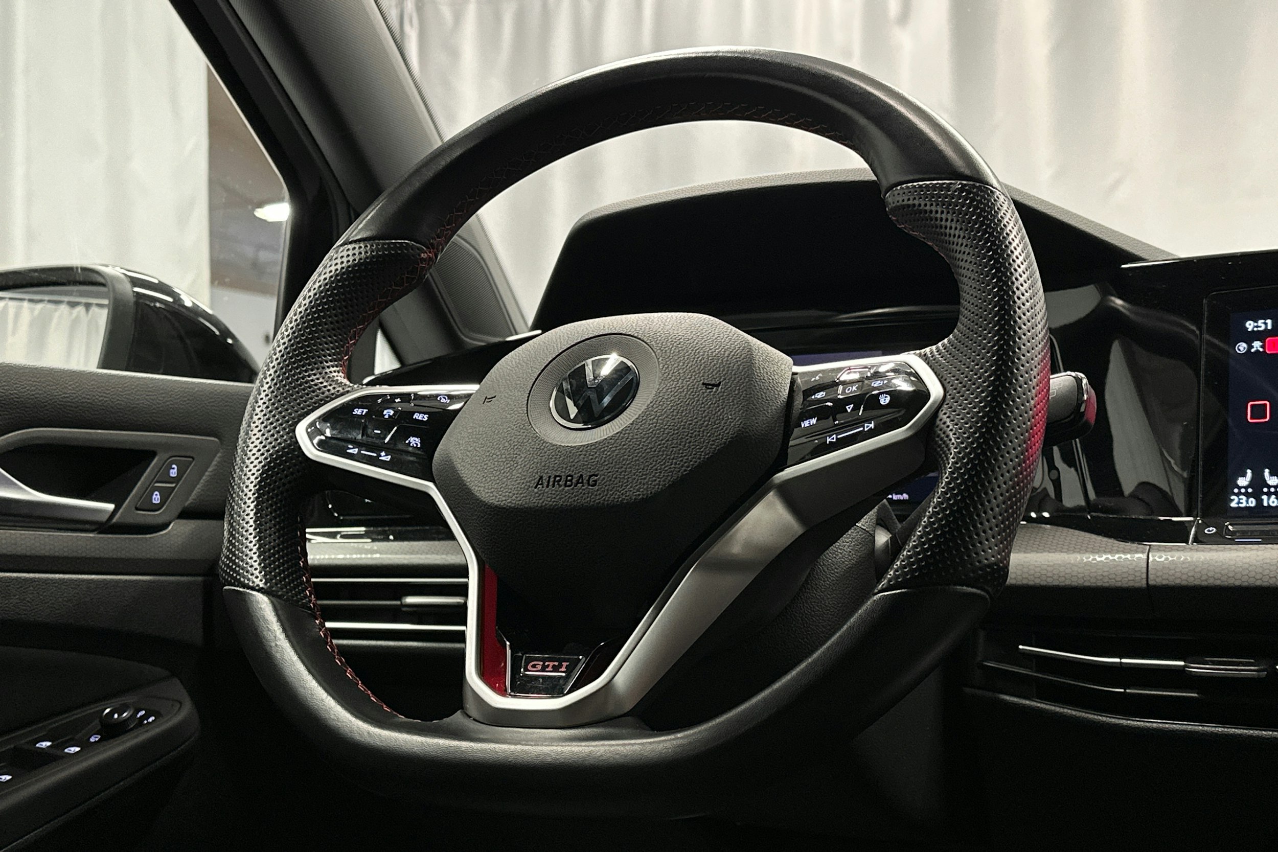 musta Volkswagen Golf 2023 kuva 17.