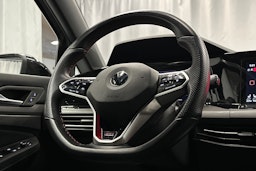 musta Volkswagen Golf 2023 kuva 17.