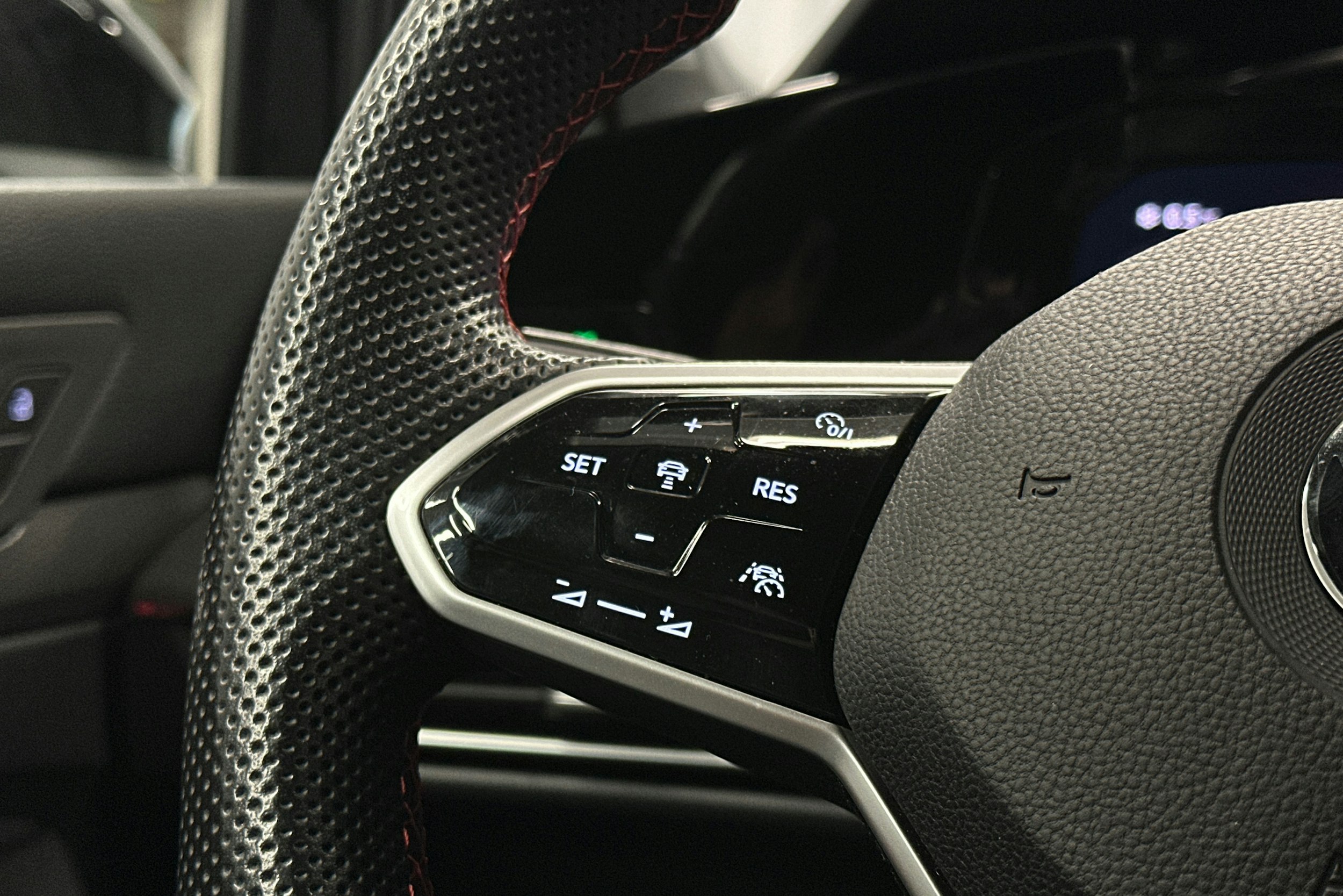 musta Volkswagen Golf 2023 kuva 18.