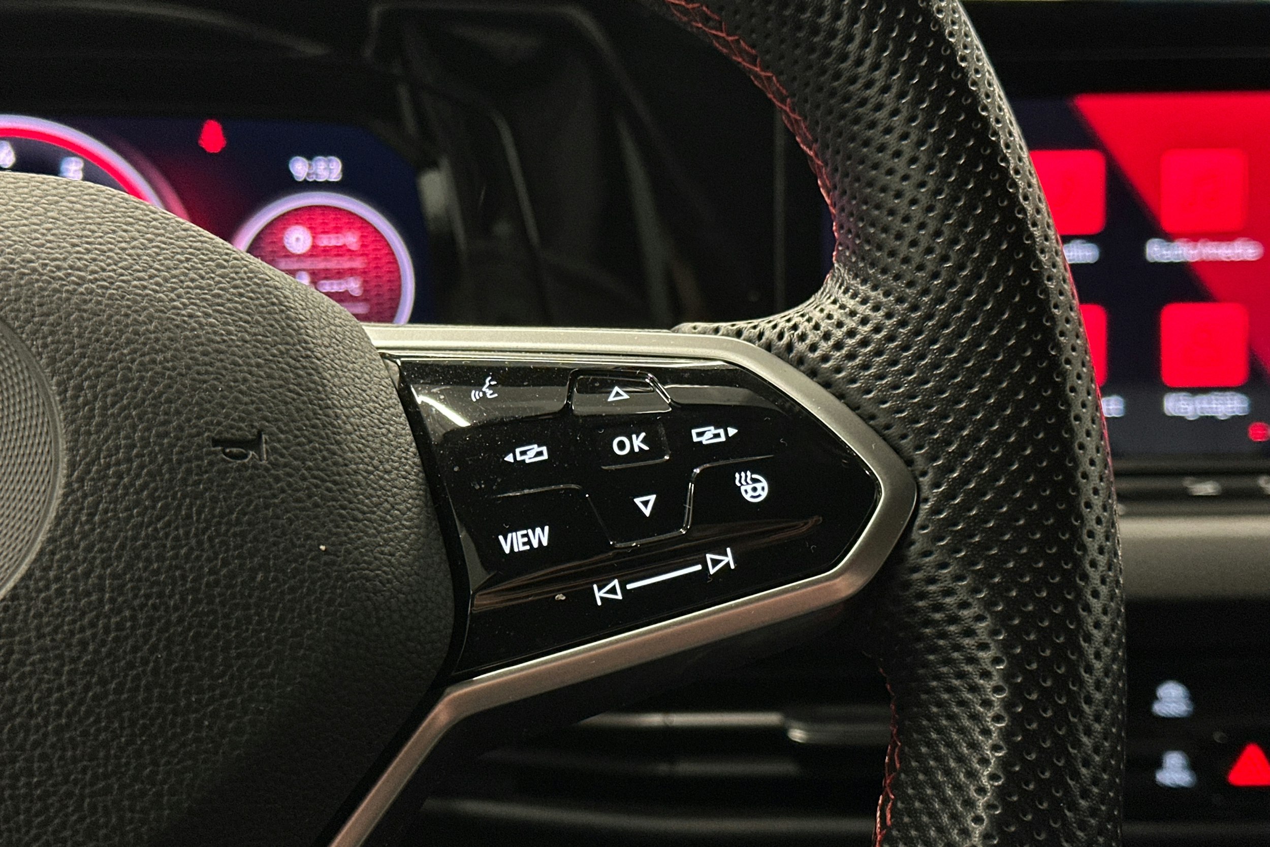 musta Volkswagen Golf 2023 kuva 19.