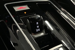 musta Volkswagen Golf 2023 kuva 27.