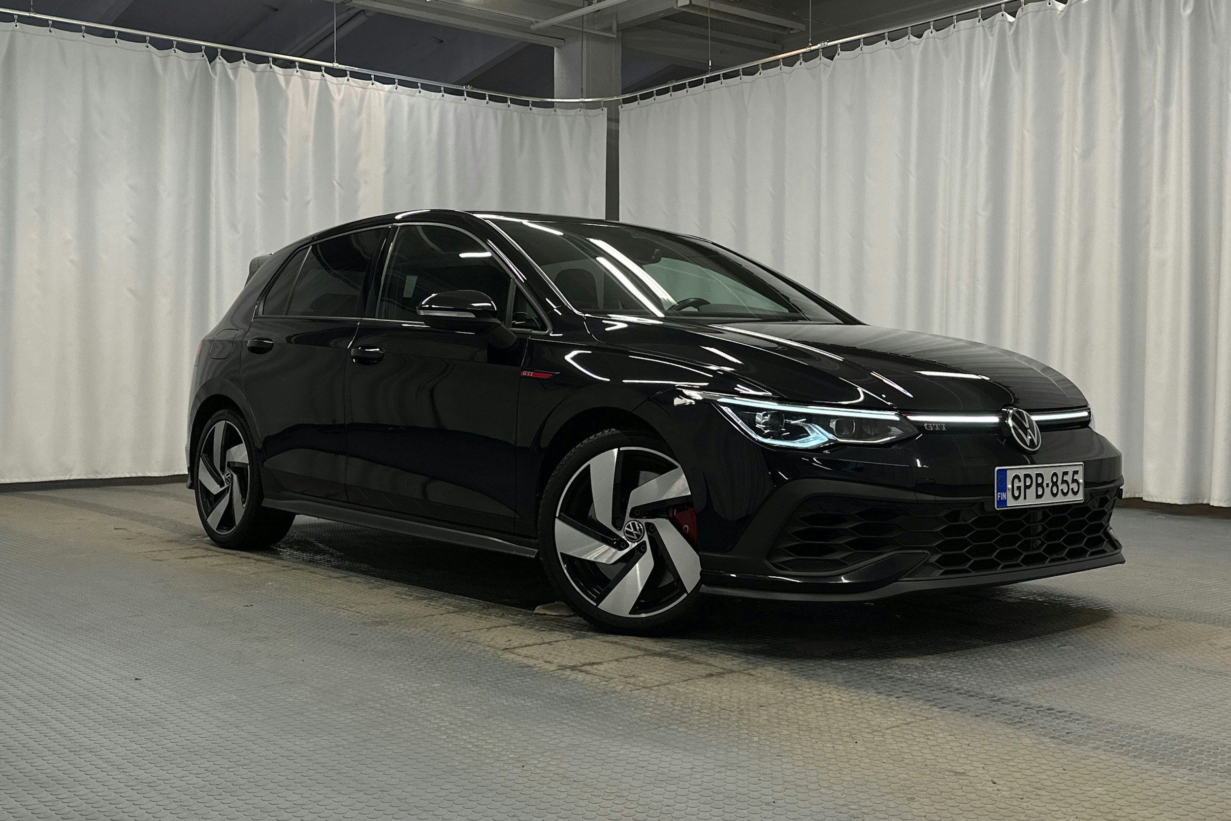 musta Volkswagen Golf 2023 kuva 29.