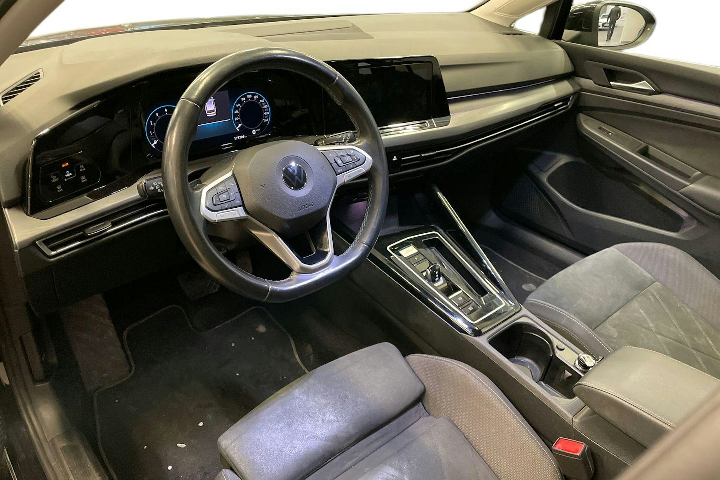 musta Volkswagen Golf 2023 kuva 3.