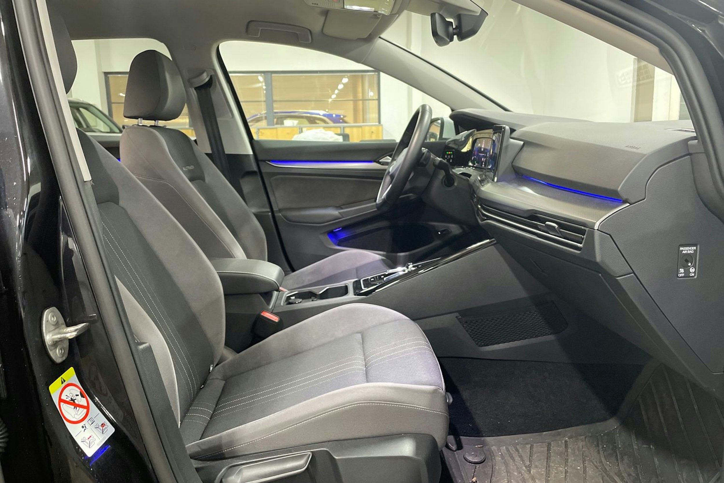 Musta Volkswagen GOLF 2023 kuva 15.