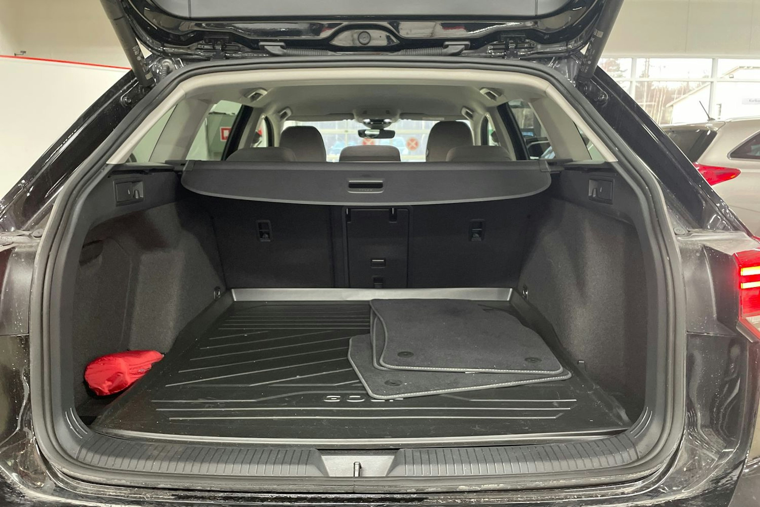 Musta Volkswagen GOLF 2023 kuva 16.