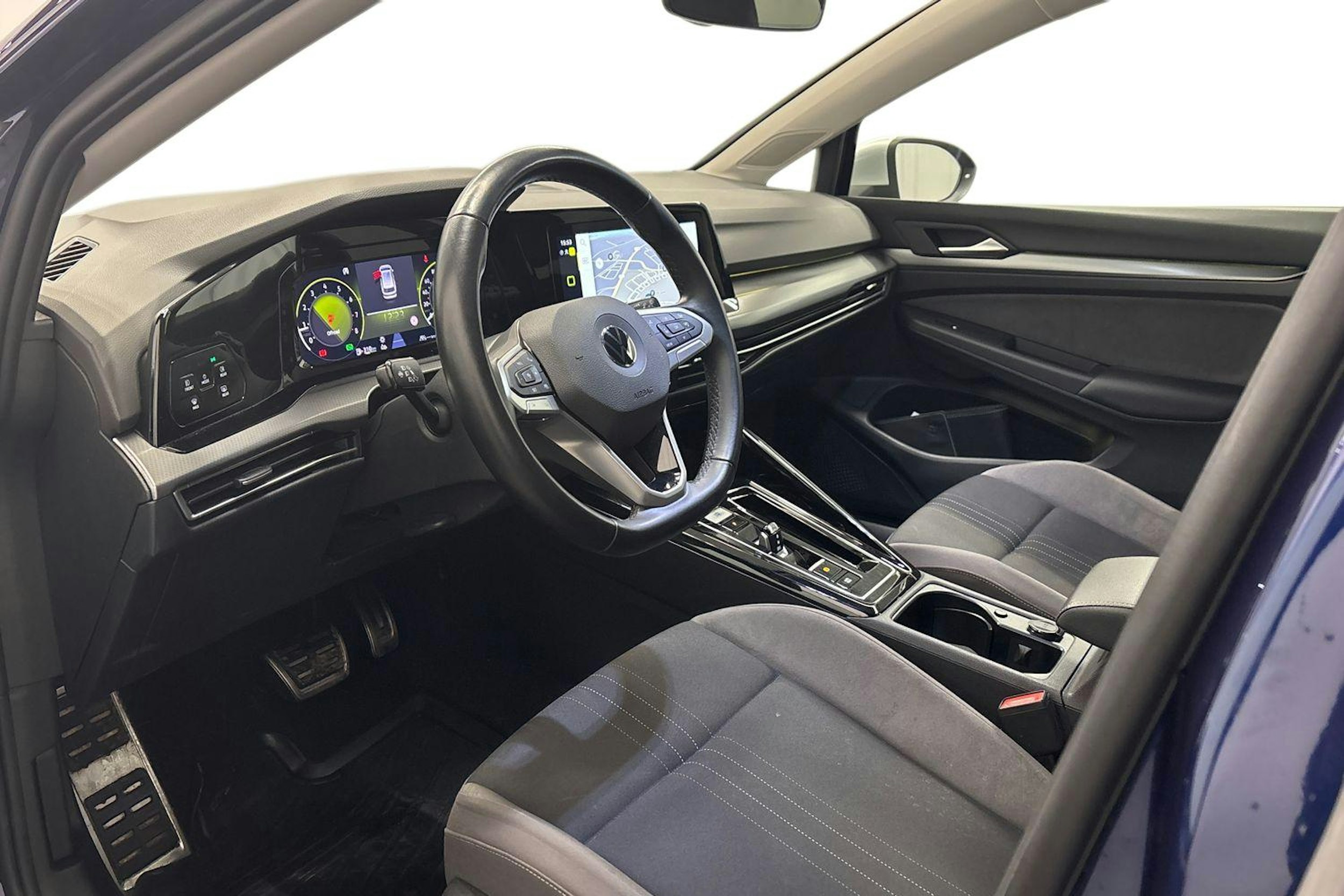 sininen Volkswagen Golf 2023 kuva 7.