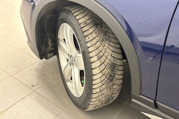 sininen Volkswagen Golf 2023 kuva 13.