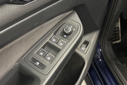 sininen Volkswagen Golf 2023 kuva 19.
