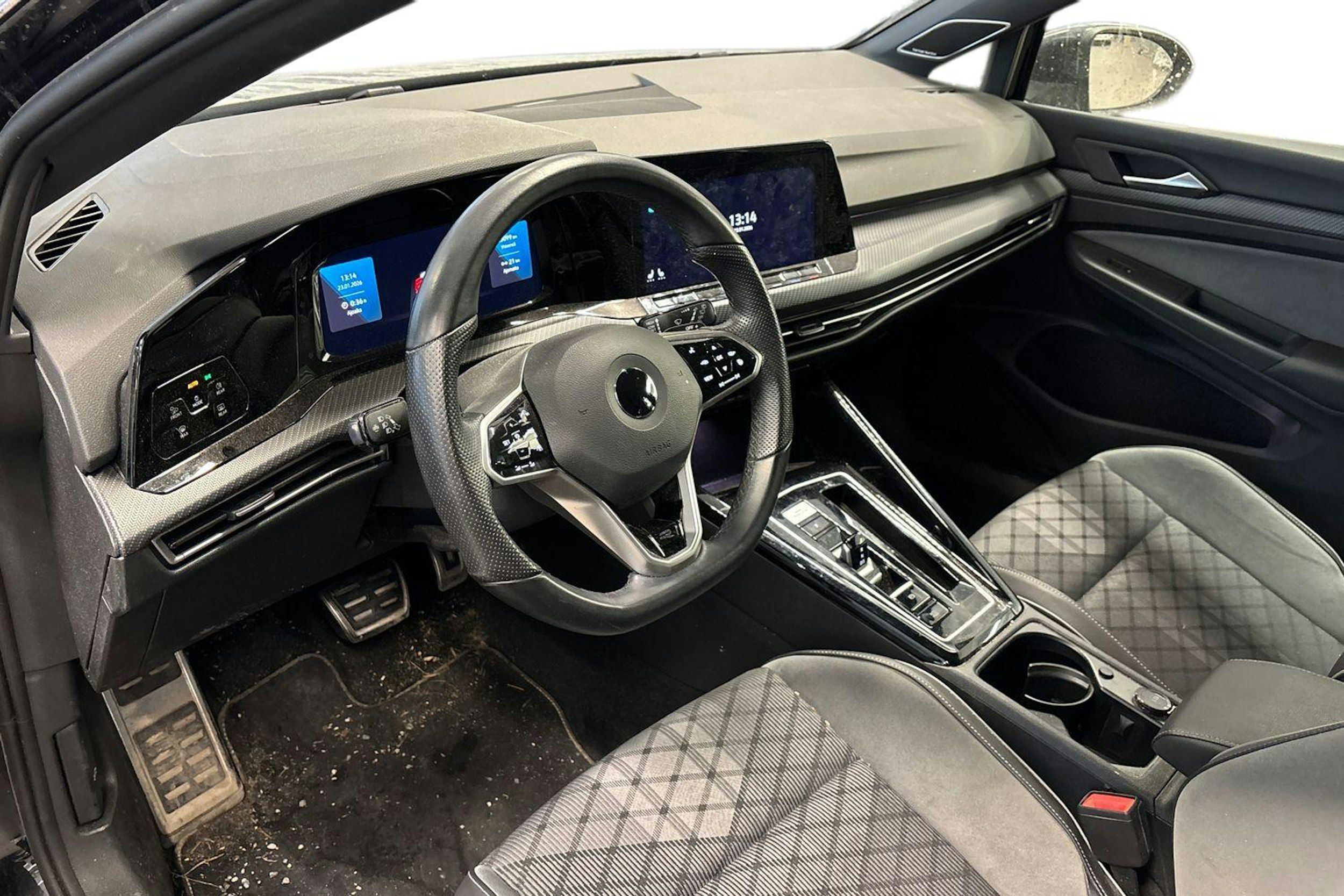 musta Volkswagen Golf 2023 kuva 3.