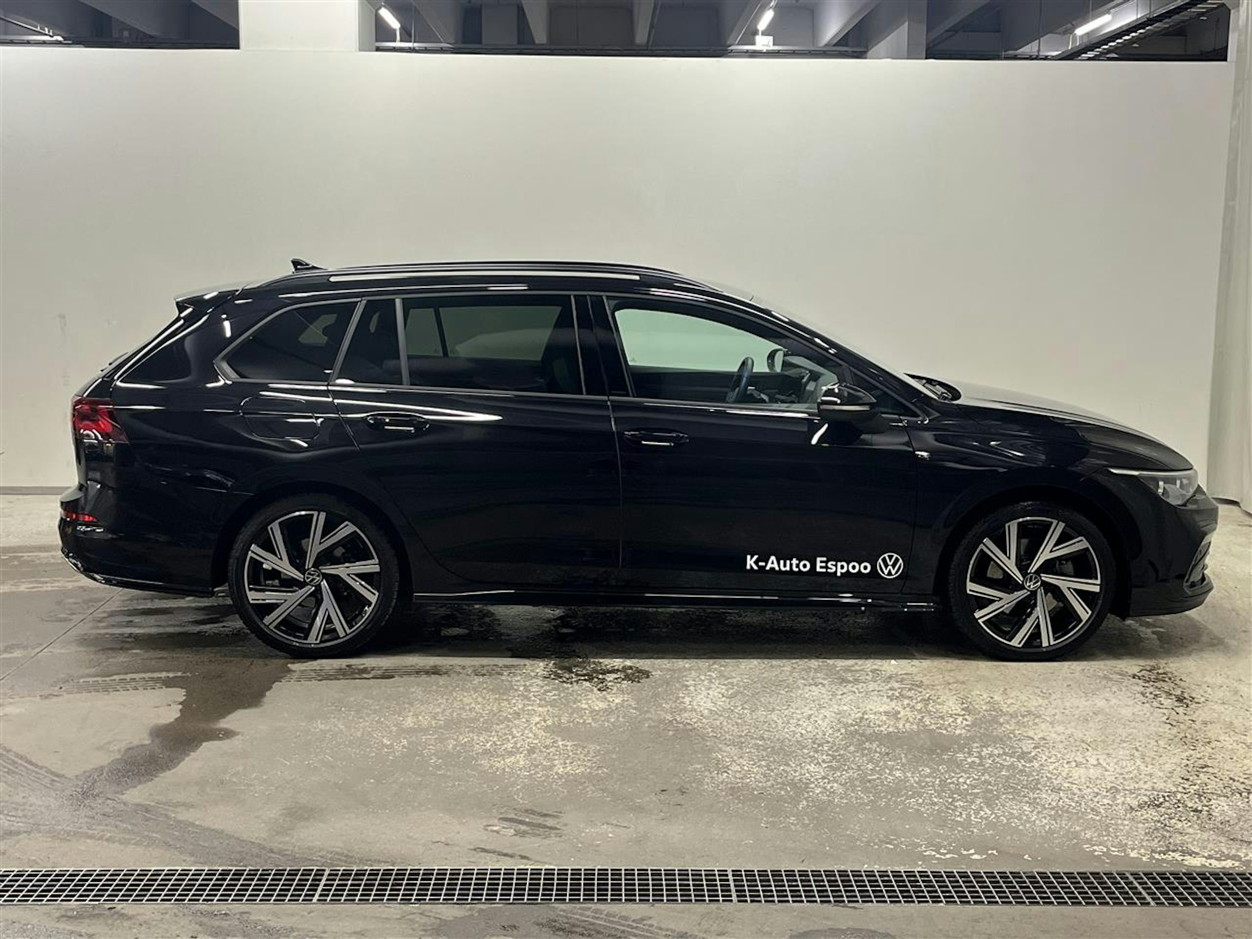 musta Volkswagen Golf 2023 kuva 4.