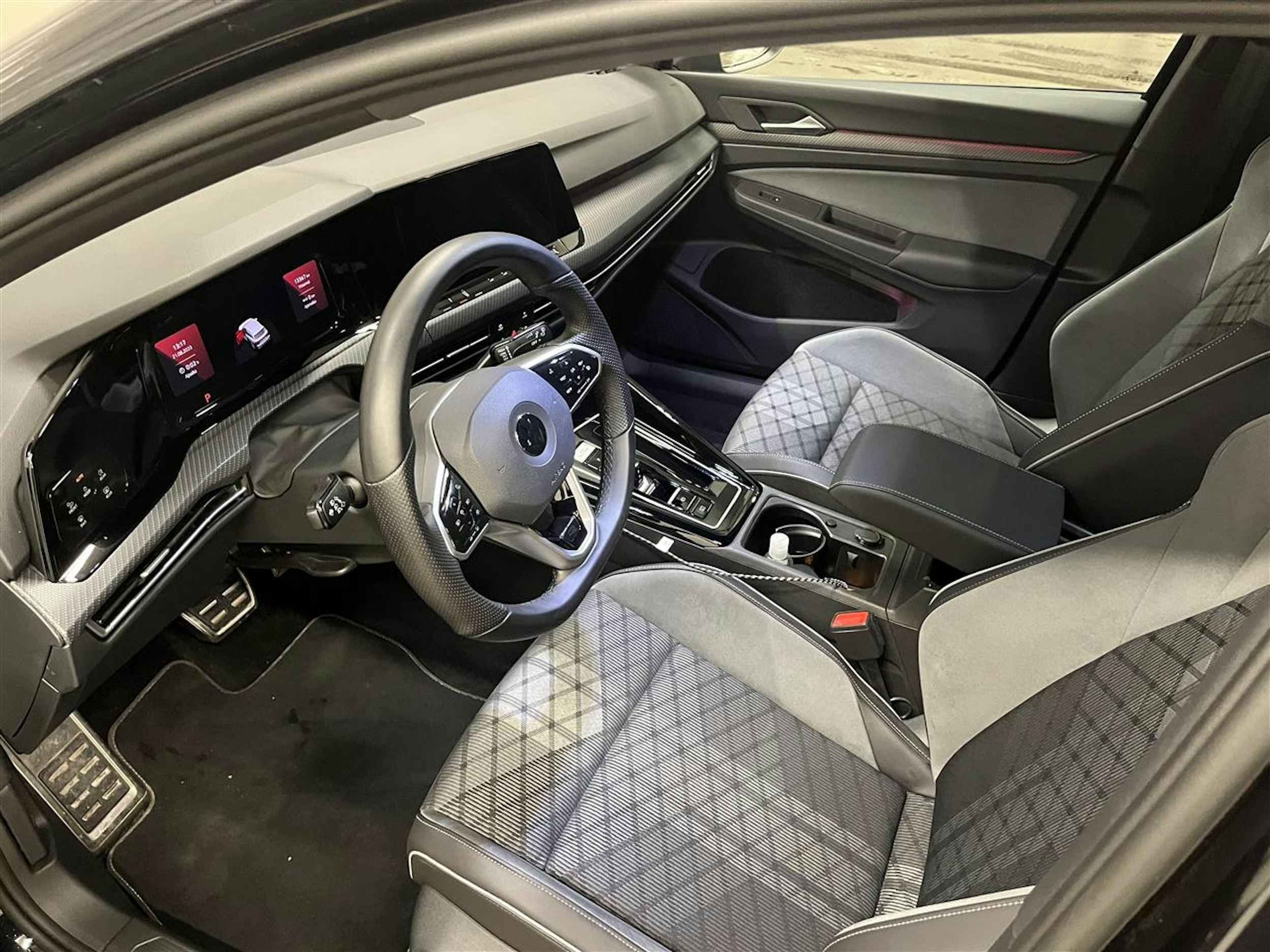 musta Volkswagen Golf 2023 kuva 7.