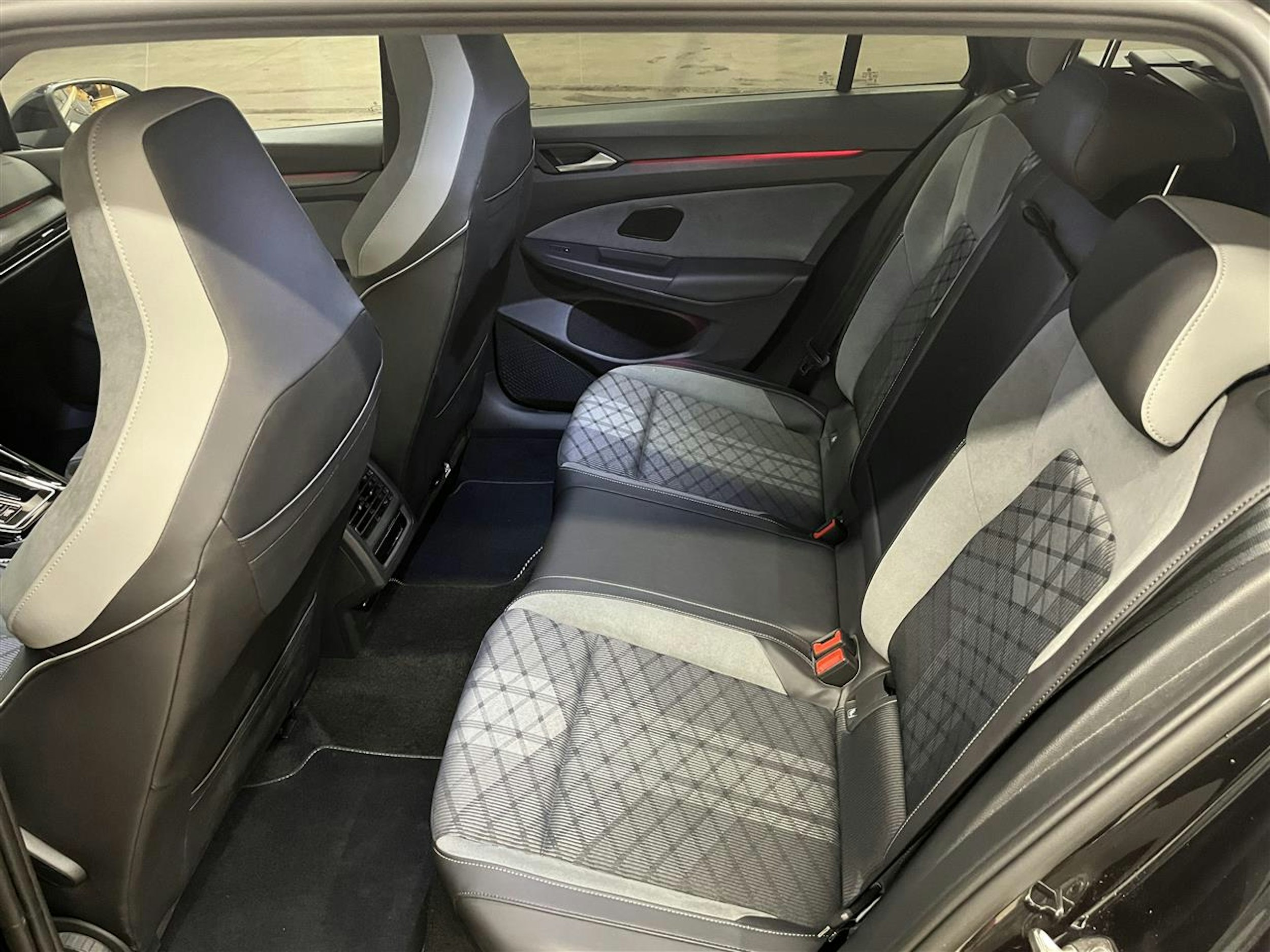 musta Volkswagen Golf 2023 kuva 8.