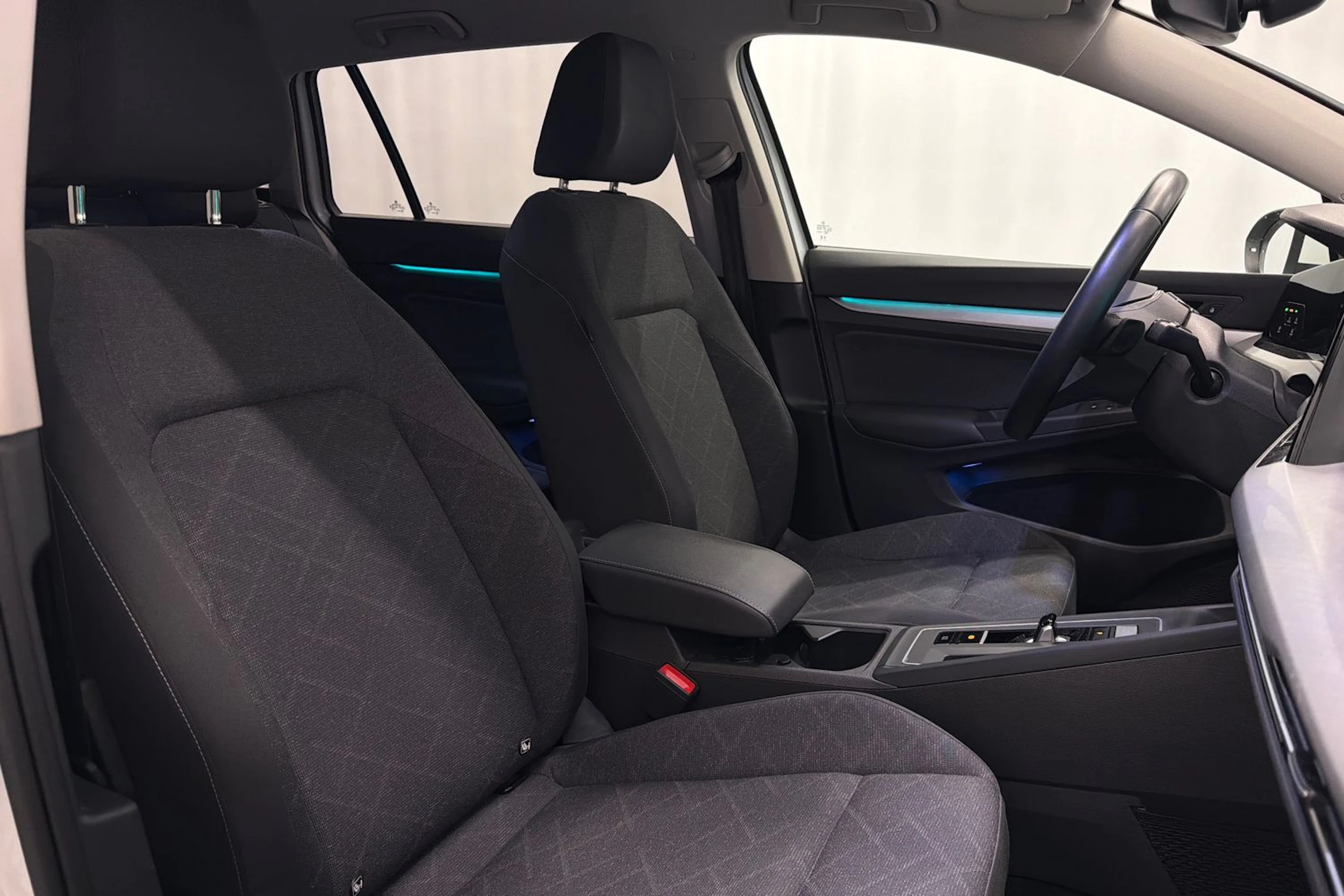valkoinen Volkswagen Golf 2023 kuva 15.