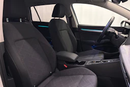 valkoinen Volkswagen Golf 2023 kuva 15.