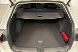 valkoinen Volkswagen Golf 2023 kuva 17.