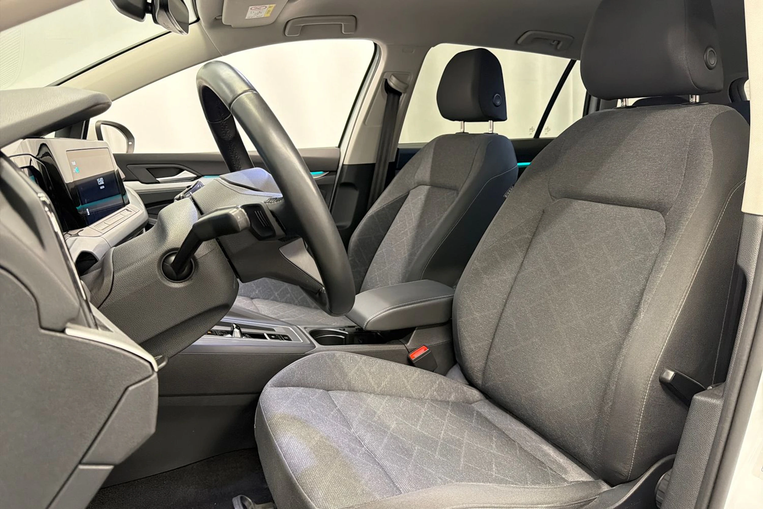 valkoinen Volkswagen Golf 2023 kuva 32.