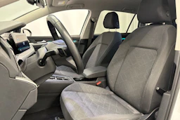 valkoinen Volkswagen Golf 2023 kuva 32.