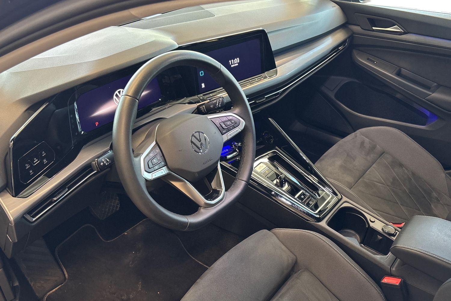 Volkswagen Golf 2023, photo 6/8