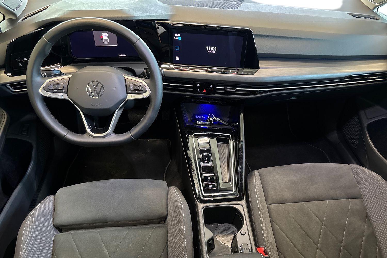 Volkswagen Golf 2023, photo 7/8