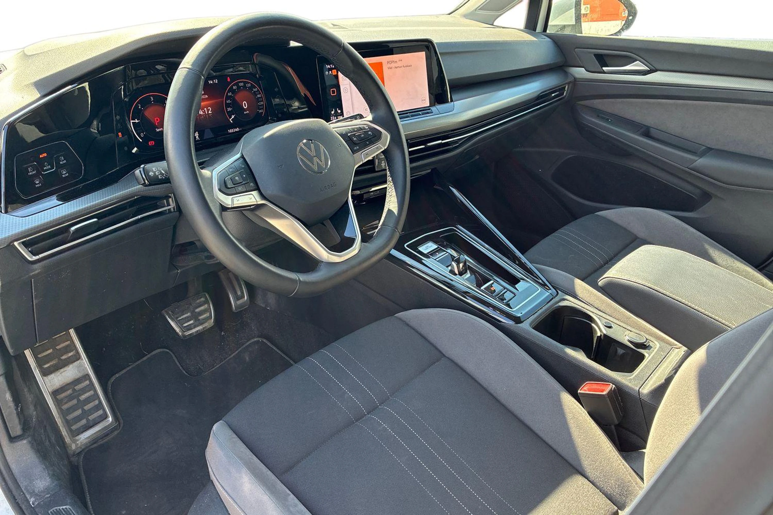 valkoinen Volkswagen Golf 2023 kuva 3.