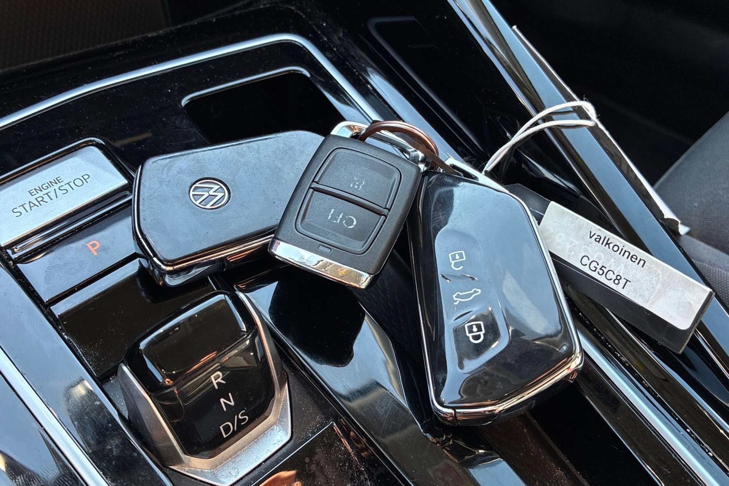 valkoinen Volkswagen Golf 2023 kuva 4.