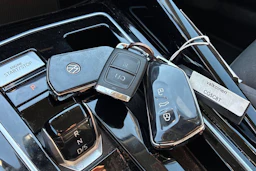 valkoinen Volkswagen Golf 2023 kuva 4.