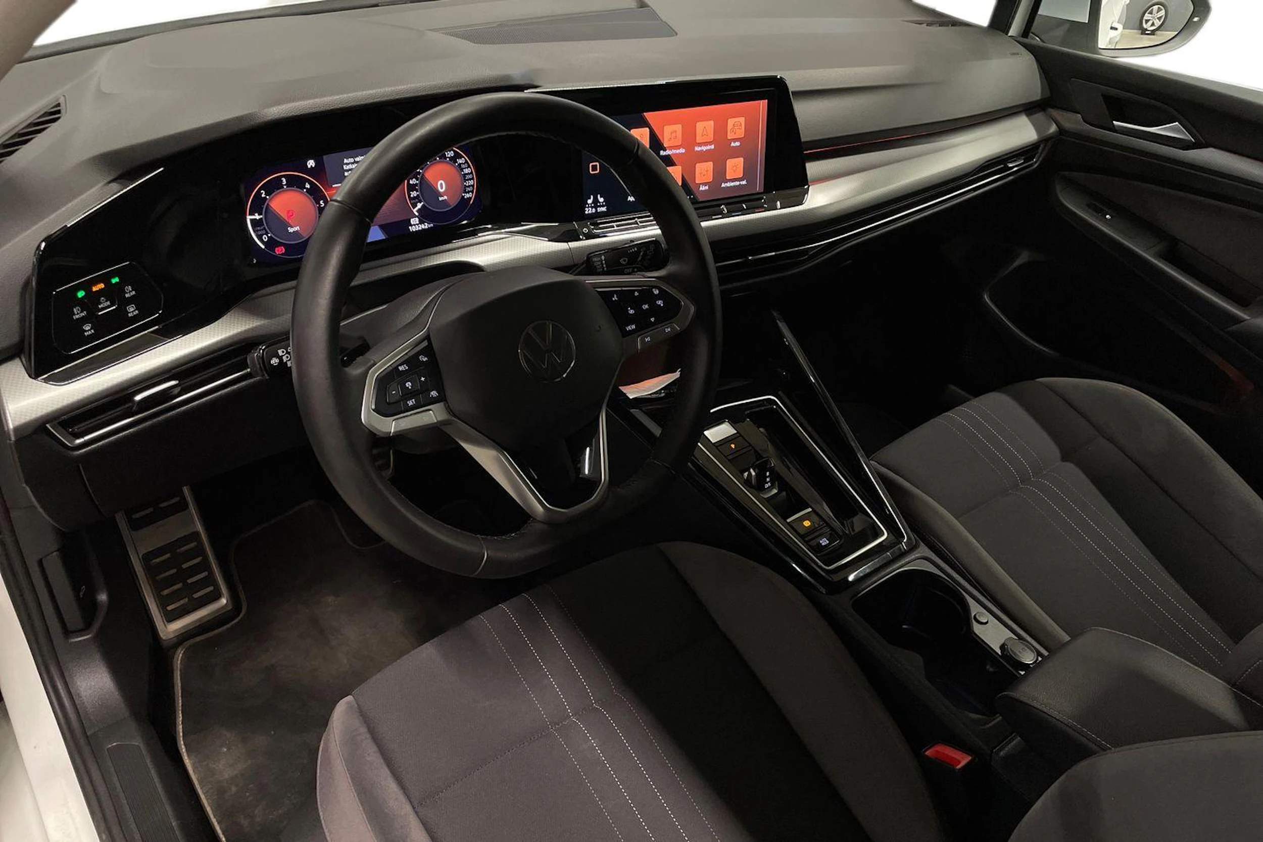 valkoinen Volkswagen Golf 2023 kuva 8.