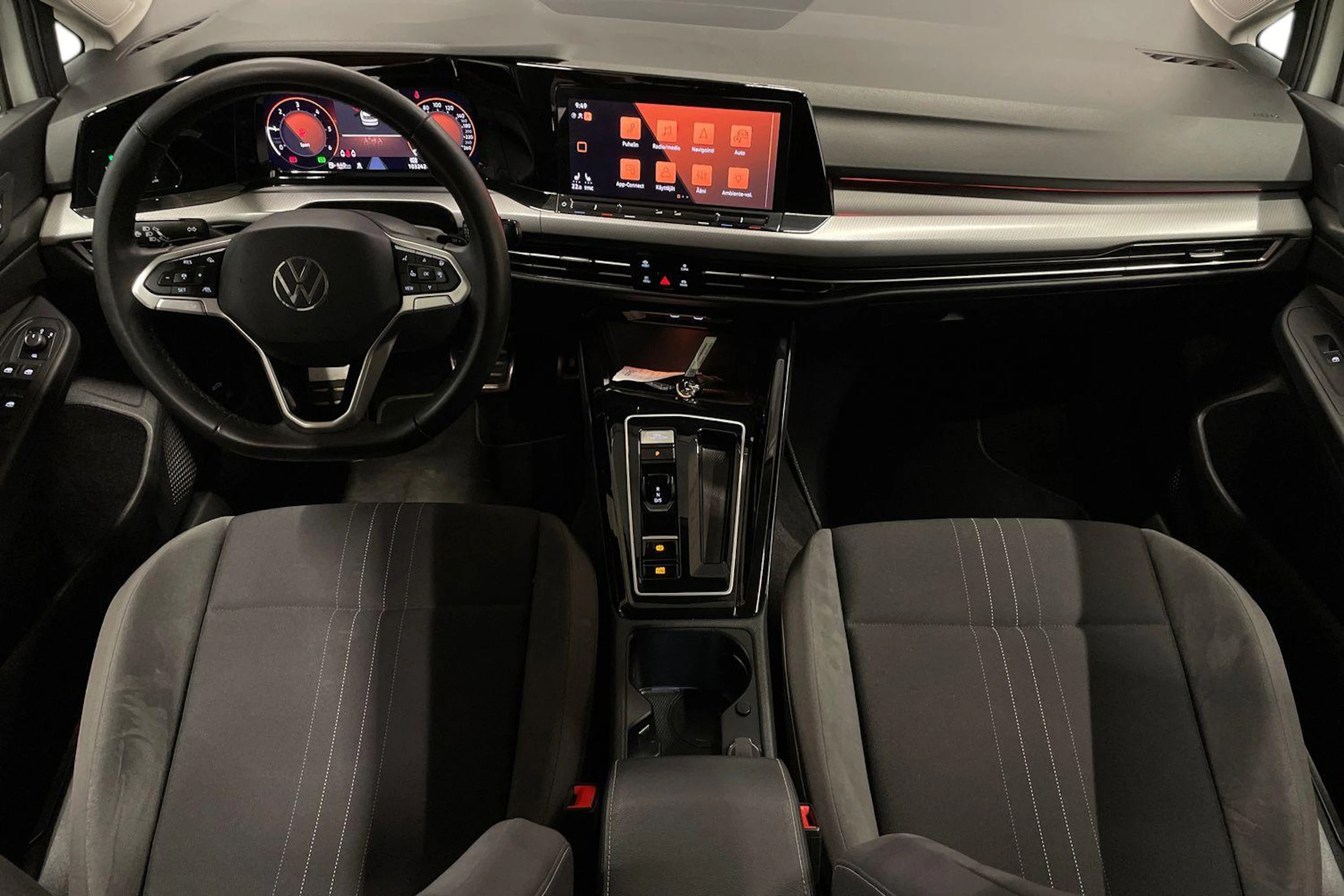 valkoinen Volkswagen Golf 2023 kuva 9.