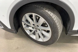 valkoinen Volkswagen Golf 2023 kuva 13.